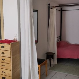 Monteurzimmer: Himmelbett in Nische - Möblierte Kellerwohnung für Wochenendheimfahrer in Landshut