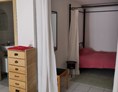 Monteurzimmer: Himmelbett in Nische - Möblierte Kellerwohnung für Wochenendheimfahrer in Landshut