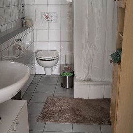 Monteurzimmer: Blick ins Bad - Möblierte Kellerwohnung für Wochenendheimfahrer in Landshut