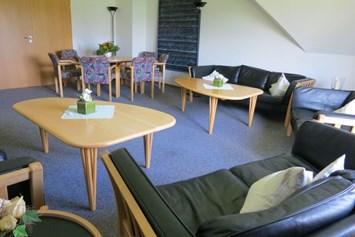 Monteurzimmer: Das Wohnzimmer im Koyahaus - Missionarisches Zentrum Hanstedt | Das Koyahaus