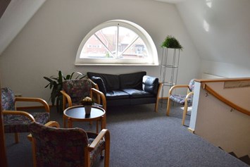 Monteurzimmer: Gemütliche Sitzecke im Koyahaus - Missionarisches Zentrum Hanstedt | Das Koyahaus