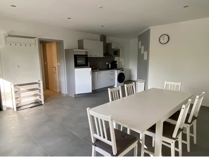 Monteurwohnung - Kaffeemaschine - Porta Westfalica - Wohnzimmer mit Küche - OWL Comfort Homes