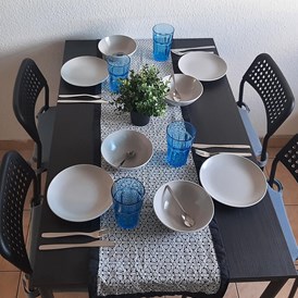 Monteurzimmer: Küche mit Essbereich; 
HomeRent Unterkunft in Magdeburg in zentraler Lage - HomeRent in Magdeburg