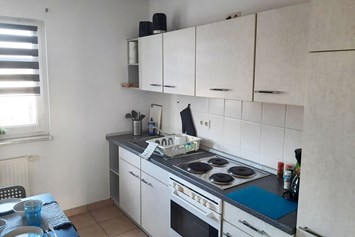 Monteurzimmer: komplett ausgestattete Küche inkl. Elektrogeräte; HomeRent Unterkunft in zentraler Lage von Magdeburg - HomeRent in Magdeburg