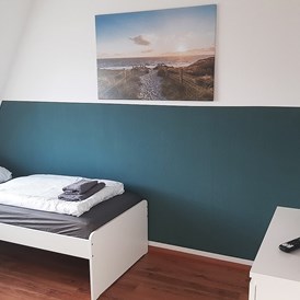 Monteurzimmer: Schlafzimmer mit TV und Bettwäsche; HomeRent Unterkunft in Magdeburger Altstadt - HomeRent in Magdeburg