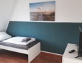 Monteurzimmer: Schlafzimmer mit TV und Bettwäsche; HomeRent Unterkunft in Magdeburger Altstadt - HomeRent in Magdeburg