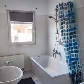 Monteurzimmer: HomeRent Unterkunft mit Badezimmer inkl. Duschwanne, WC und Waschbecken - HomeRent in Magdeburg