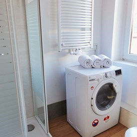 Monteurzimmer: HomeRent Unterkunft mit eigenem Bad, inkl. Dusche, WC, Waschbecken und Waschmaschine - HomeRent in Magdeburg