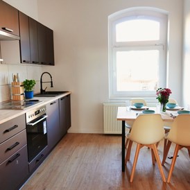 Monteurzimmer: moderne Küche mit Sitzbereich in HomeRent Unterkunft; Altstadt Magdeburg - HomeRent in Magdeburg