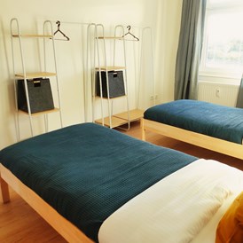 Monteurzimmer: Schlafzimmer mit Ablagefläche in Ferienwohnung in Magdeburg - HomeRent in Magdeburg