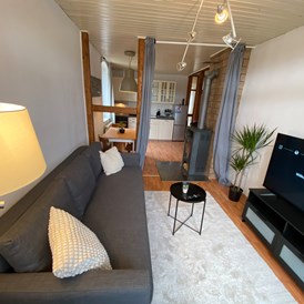 Monteurzimmer: Mainstr. 30 Wohnzimmer mit Schlafcouch - Gasthof zum goldenen Schiff