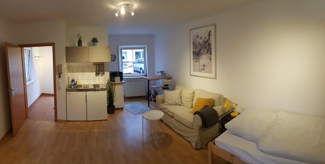Monteurzimmer: Blick auf den Essplatz/ Küche - Appartement Ludwigshafen-Maudach 