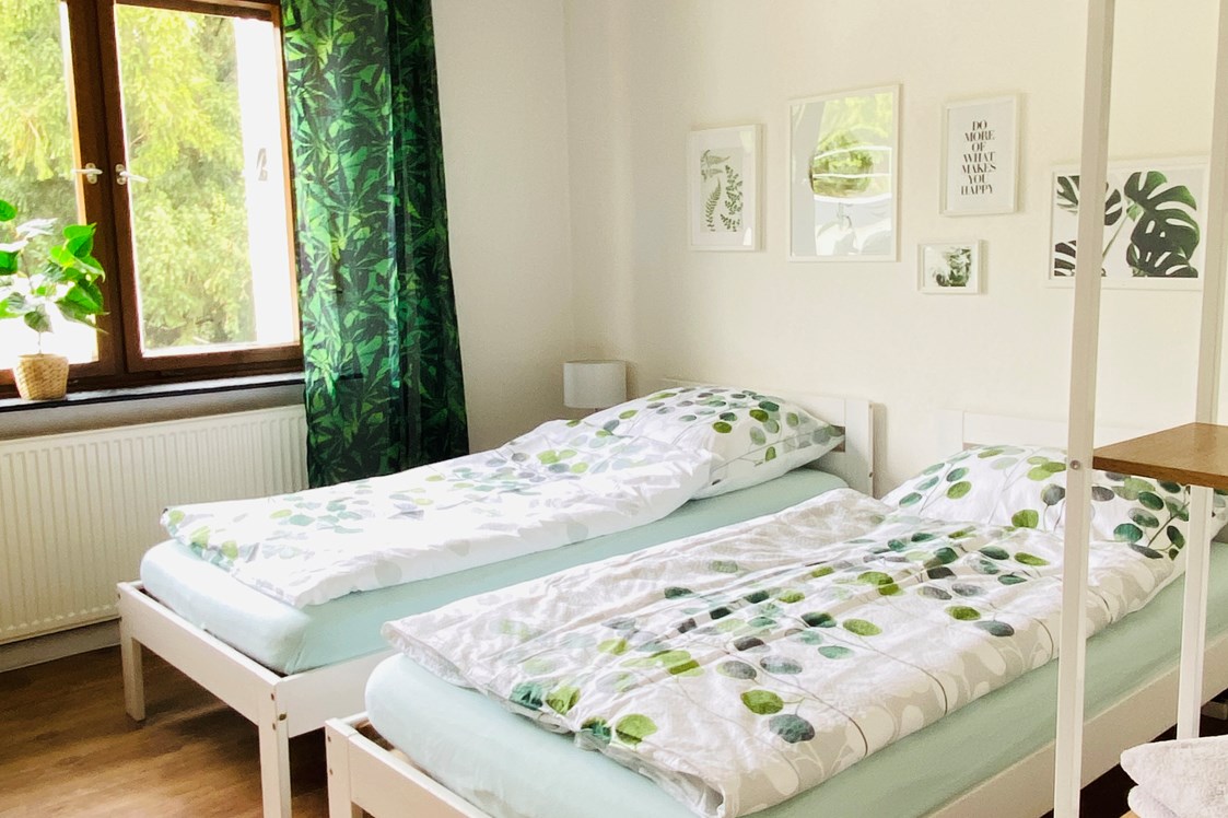Monteurzimmer: Schlafzimmer 1 mit zwei Einzelbetten  - Eifel-House Fewo