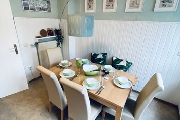 Monteurzimmer: Küche, Tisch ausziehbar und weitere Sitzmöglichkeiten - Eifel-House Fewo