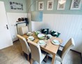 Monteurzimmer: Küche, Tisch ausziehbar und weitere Sitzmöglichkeiten - Eifel-House Fewo