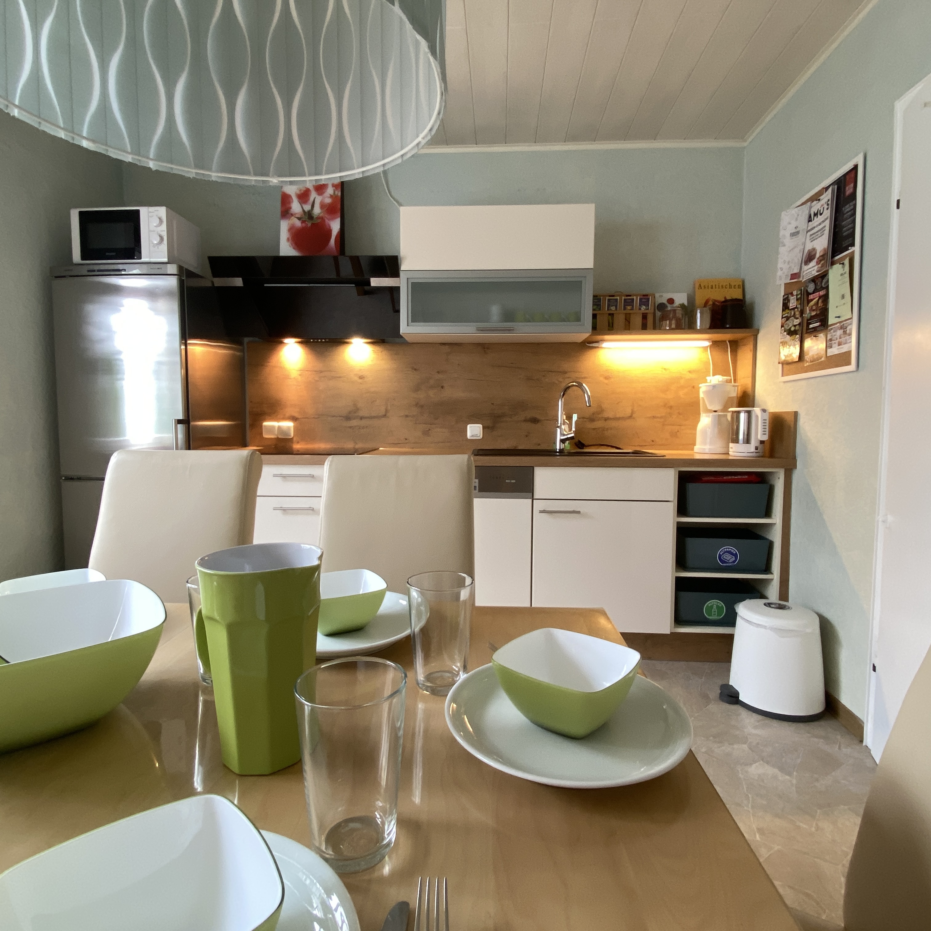 Monteurzimmer: Kühlschrank und Gefrierschrank, Herd, Mikrowelle, Töpfe, Pfannen. Voll ausgestattet. - Eifel-House Fewo
