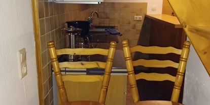 Monteurwohnung - Waschmaschine - Deutschland - Küchenbereich mit
Mikrowelle, Wasserkocher, Kaffeemaschiene, Ceranfeld, Kühlschrank und Backofen und Geschirr - Kerstin Sabrina Nichterlein