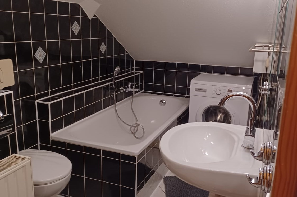 Monteurzimmer: Bad mit Wanne, Waschnaschienennutzung auf Anfrage möglich - Kerstin Sabrina Nichterlein