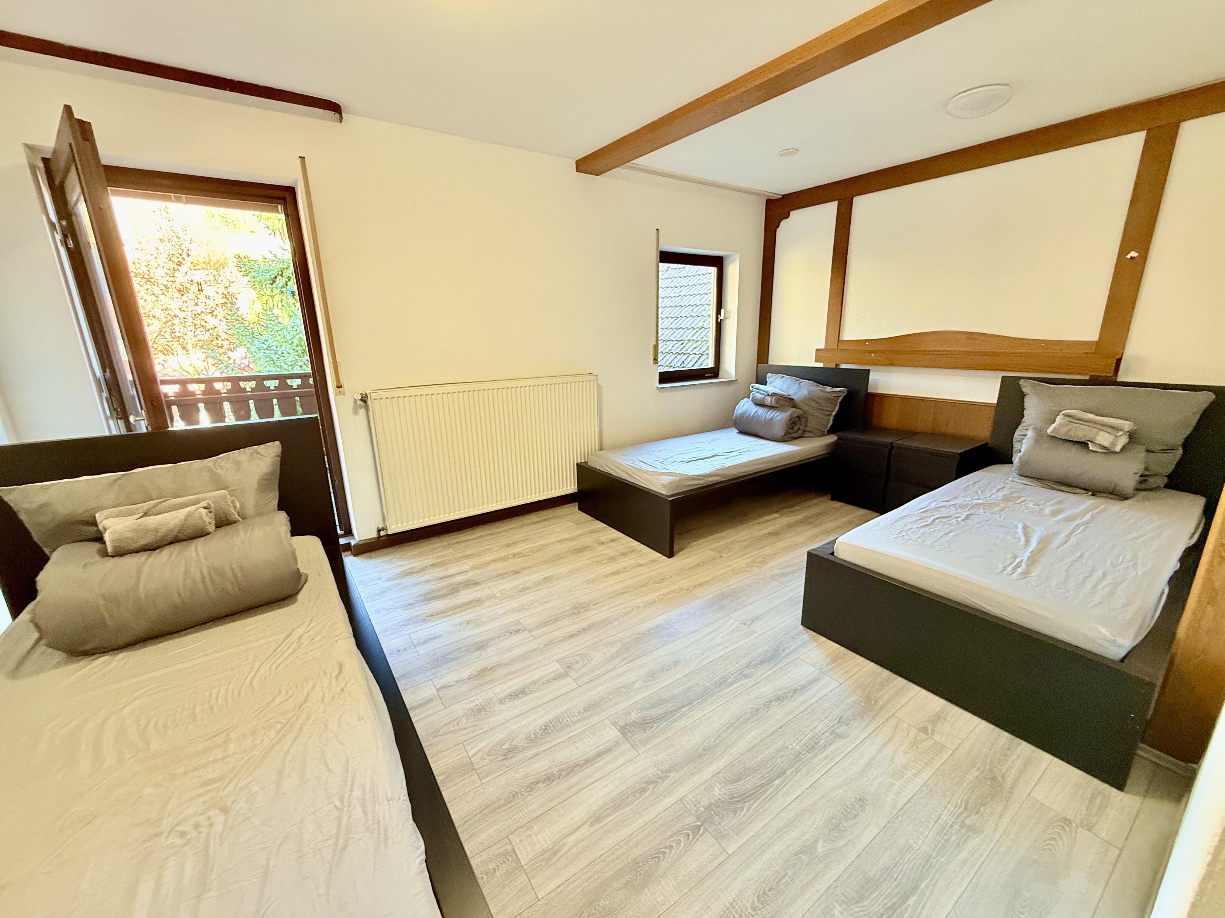 Monteurwohnung - Bettwäsche: Bettwäsche inklusive - Bayern - Basic-Comfort Dreibettzimmer - Volkersbrunn