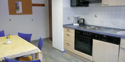 Monteurwohnung - Friedberg (Landkreis Aichach-Friedberg) - Küche; Essplatz - Augsburg - Günstige Monteurzimmer /Monteurwohnung Gästezimmer