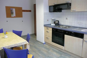 Monteurzimmer: Küche; Essplatz - Augsburg - Günstige Monteurzimmer /Monteurwohnung Gästezimmer