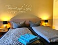 Monteurzimmer: Doppelbett Fewo Selker - Selker Noor Apartments UG