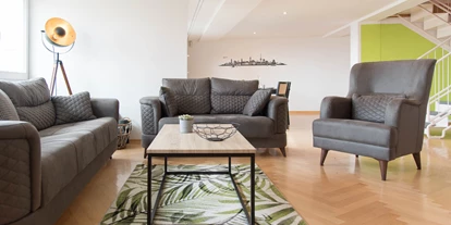 Monteurwohnung - Hund erlaubt - Schleswig-Holstein - Das große Wohnzimmer mit Zugang zur Dachterrasse und dem Essbereich bietet viel Platz für einen gemütlichen Feierabend.  - Lara Loft
