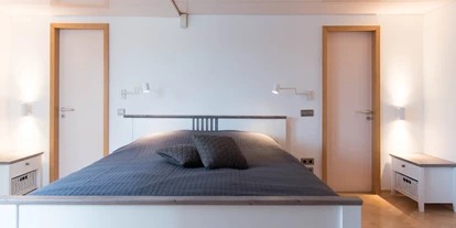 Monteurwohnung - Hund erlaubt - Schleswig-Holstein - Schlafzimmer mit Doppelbett und begehbarem Kleiderschrank. Zugang zum Hauptbad mit Hauptdusche und Whirlpool. - Lara Loft