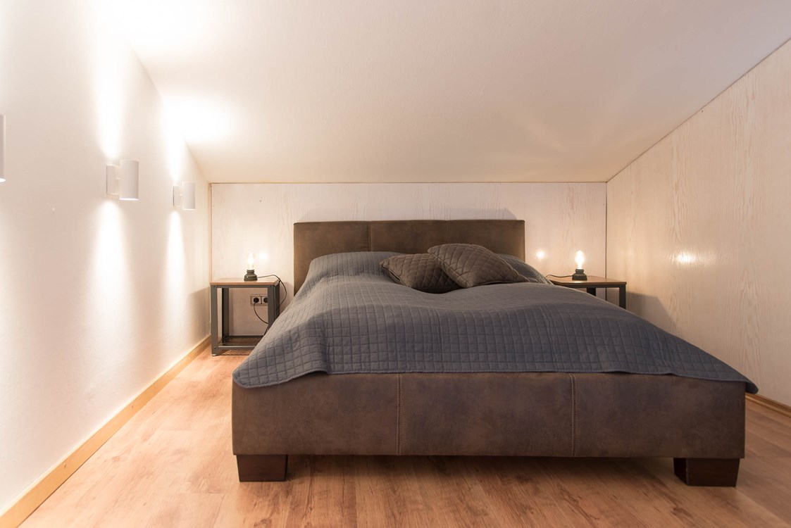 Monteurzimmer: Doppelbett 1 Etage mit Zugang zur Sauna und großzügigem Kleiderschrank.  - Lara Loft