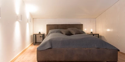 Monteurwohnung - Hund erlaubt - Schleswig-Holstein - Doppelbett 1 Etage mit Zugang zur Sauna und großzügigem Kleiderschrank.  - Lara Loft