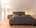 Monteurzimmer: Doppelbett 1 Etage mit Zugang zur Sauna und großzügigem Kleiderschrank.  - Lara Loft