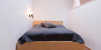 Monteurwohnung - Hund erlaubt - Schleswig-Holstein - Doppelbett 1 Etage mit großzügigem Kleiderschrank und Zugang zur Sauna.  - Lara Loft