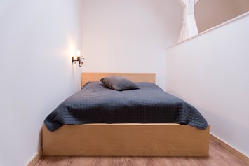 Monteurzimmer: Doppelbett 1 Etage mit großzügigem Kleiderschrank und Zugang zur Sauna.  - Lara Loft
