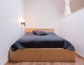 Monteurzimmer: Doppelbett 1 Etage mit großzügigem Kleiderschrank und Zugang zur Sauna.  - Lara Loft