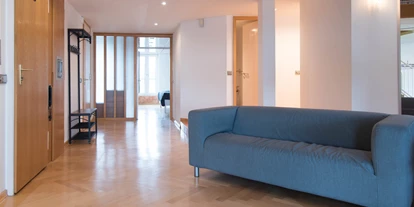 Monteurwohnung - Hund erlaubt - Schleswig-Holstein - Flur mit Garderobe und Zugang zum Fahrstuhl / Küche / Gäste-WC / Gäste-Dusche - Lara Loft