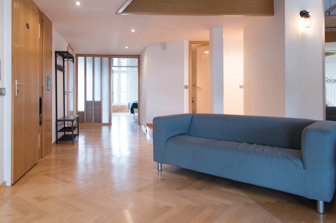 Monteurzimmer: Flur mit Garderobe und Zugang zum Fahrstuhl / Küche / Gäste-WC / Gäste-Dusche - Lara Loft