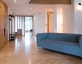 Monteurzimmer: Flur mit Garderobe und Zugang zum Fahrstuhl / Küche / Gäste-WC / Gäste-Dusche - Lara Loft