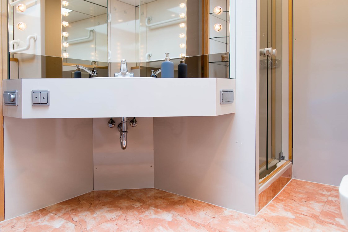Monteurzimmer: Waschtisch Hauptbad mit großem Spiegel - Lara Loft