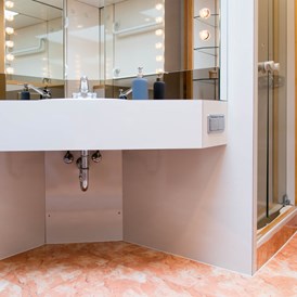 Monteurzimmer: Waschtisch Hauptbad mit großem Spiegel - Lara Loft