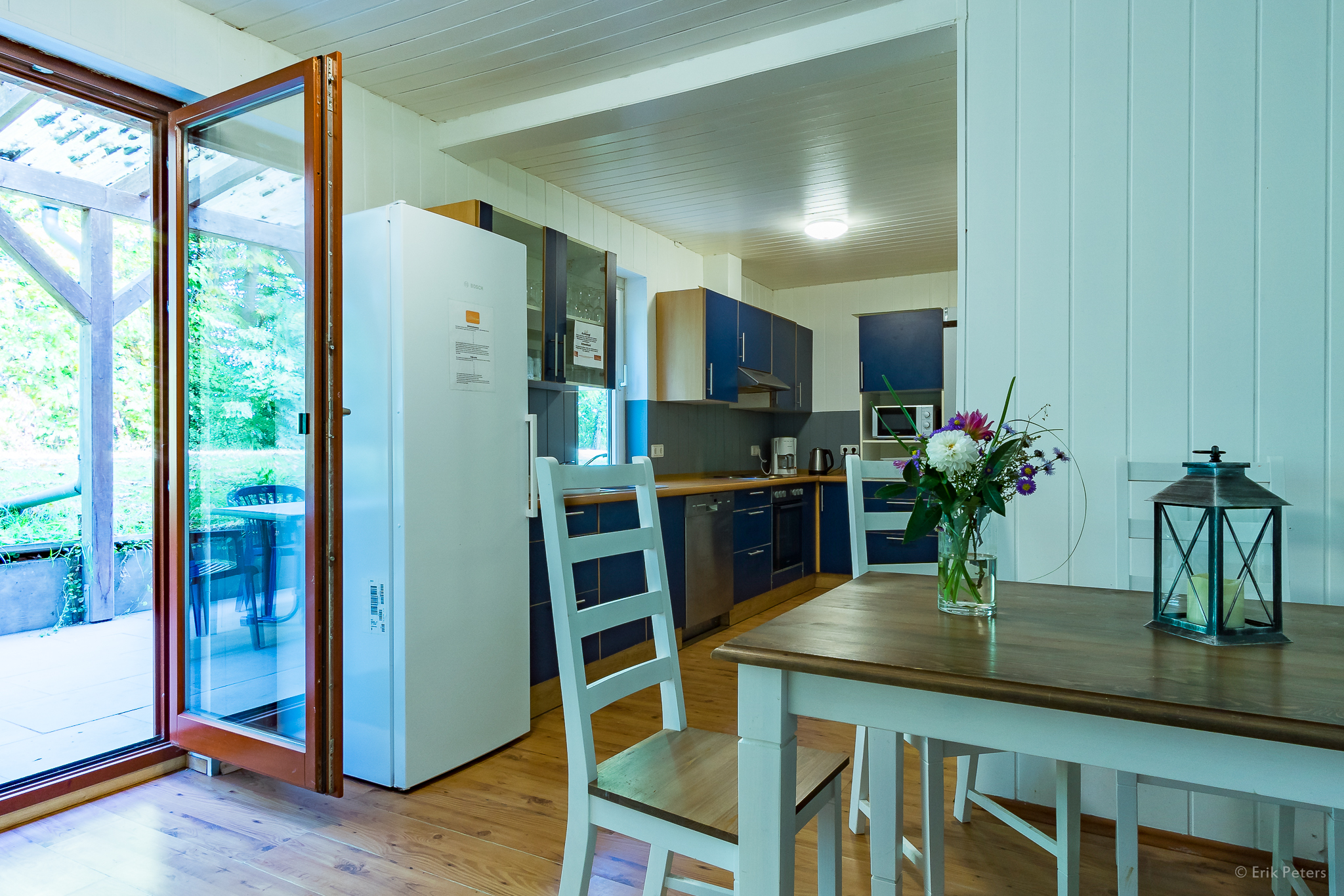 Monteurwohnung - WLAN - Flusslandschaft Elbe - Gemeinschaftsküche mit Sitzecke und Terrasse im Grünen. - Hostel am Stover Strand