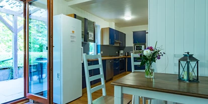 Monteurwohnung - PLZ 21035 (Deutschland) - Gemeinschaftsküche mit Sitzecke und Terrasse im Grünen. - Hostel am Stover Strand