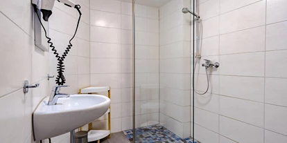 Monteurwohnung - PLZ 21035 (Deutschland) - Modernes Gemeinschaftsbad mit großer, ebenerdiger Dusche. - Hostel am Stover Strand