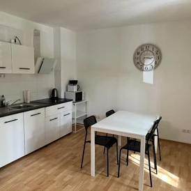 Monteurzimmer: Küche mit Essbereich, HomeRent Unterkunft in Oberhausen - HomeRent in Oberhausen