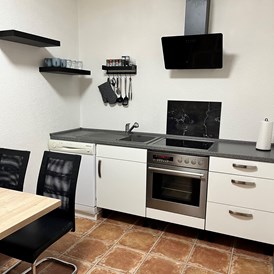 Monteurzimmer: Teil der Küche mit Esstisch  - Haus Roth Dell