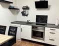 Monteurzimmer: Teil der Küche mit Esstisch  - Haus Roth Dell