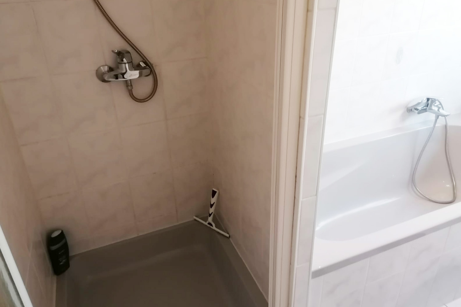 Monteurzimmer: Badezimmer, HomeRent Unterkunft in Niederdorfelden - HomeRent in Niederdorfelden