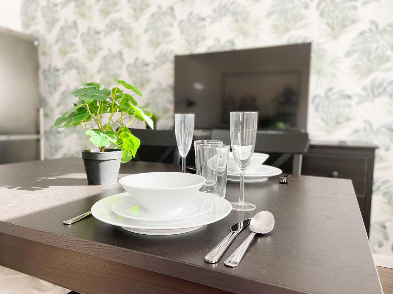 Monteurzimmer: Wohn-/Esszimmer, HomeRent Unterkunft in Neuss - HomeRent in Neuss
