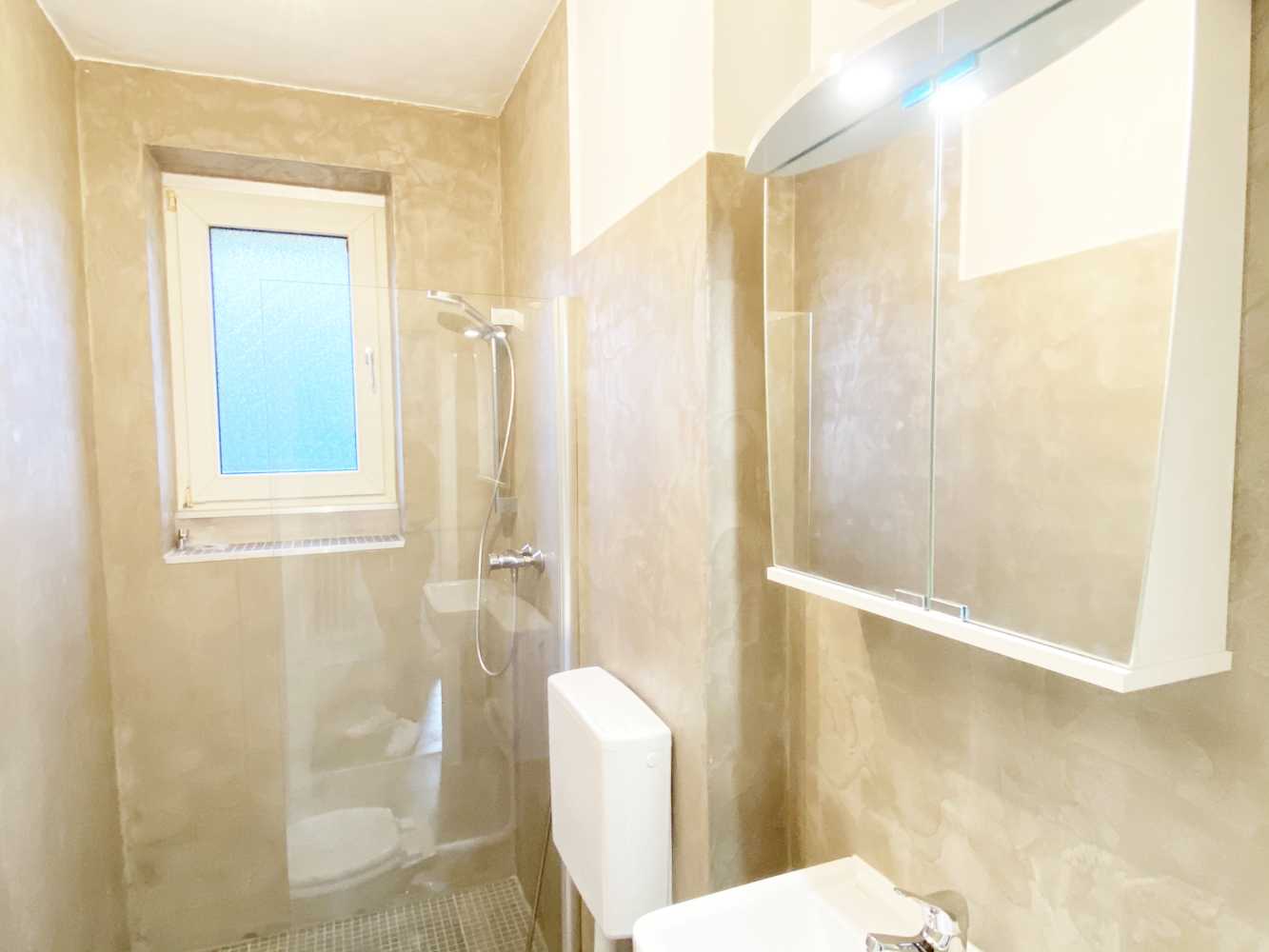 Monteurzimmer: Badezimmer, HomeRent Unterkunft in Neuss - HomeRent in Neuss