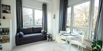 Monteurwohnung - Kaffeemaschine - Schleswig-Holstein - Wohn-/Schlafzimmer, HomeRent Unterkunft in Ahrensburg - HomeRent in Ahrensburg