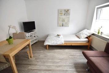 Monteurzimmer: Wohn-/Schlafzimmer, HomeRent Unterkunft in Troisdorf - HomeRent in Troisdorf